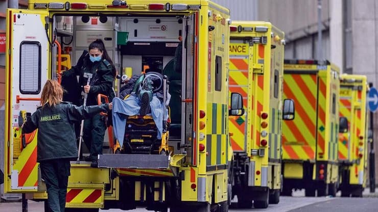 תור אמבולנסים בכניסה לבית חולים בלונדון