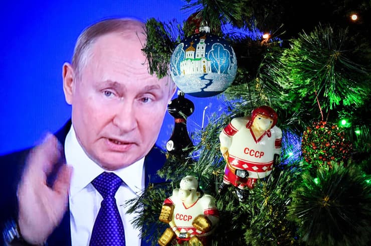 נשיא רוסיה ולדימיר פוטין מסיבת עיתונאים שנתית שידור טלוויזיה מאחורי עץ חג מולד מוסקבה
