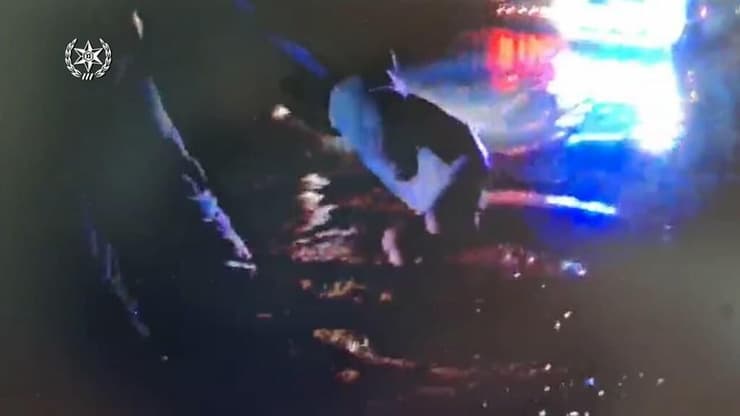 שוטרים חילצו נהגת ששקעה עם רכבה בשלולית מים בצומת ירקונים