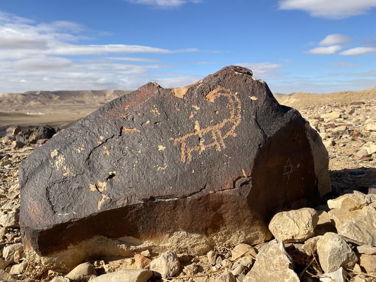 ציור עתיק ויפה של יעל, על סלע שהושחת לאחרונה עם חריתה של מגן דוד 