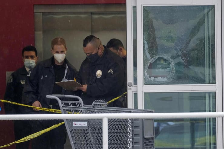 זירה ב חנות כלבו ב לוס אנג'לס ארה"ב שבה נהרגה בת 14 מ ירי של שוטר שוטרים