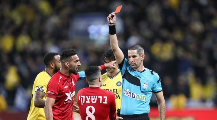 איתן שמואלביץ' מרחיק את מוטי ברשצקי (רדאד ג'בארה) איתן שמואלביץ' מרחיק את מוטי ברשצקי