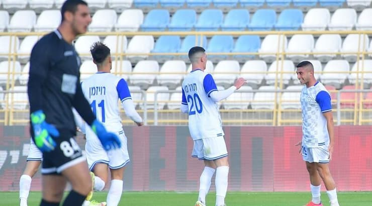 שחקני בית"ר ת"א/בת ים חוגגים עם אייל חן (חגי מיכאלי) שחקני בית"ר ת"א/בת ים חוגגים עם אייל חן