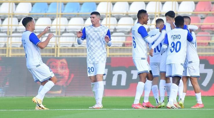 שחקני בית"ר ת"א/בת ים חוגגים עם אייל חן (חגי מיכאלי) שחקני בית"ר ת"א/בת ים חוגגים עם אייל חן