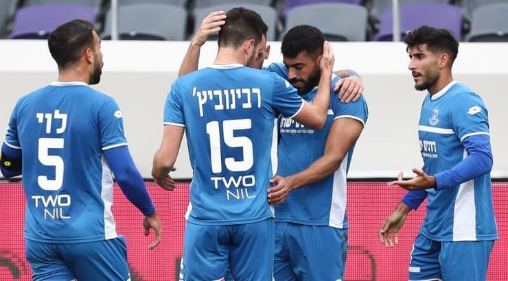 שחקני הפועל פ"ת חוגגים עם רועי זיקרי (רדאד ג'בארה) שחקני הפועל פ"ת חוגגים עם רועי זיקרי