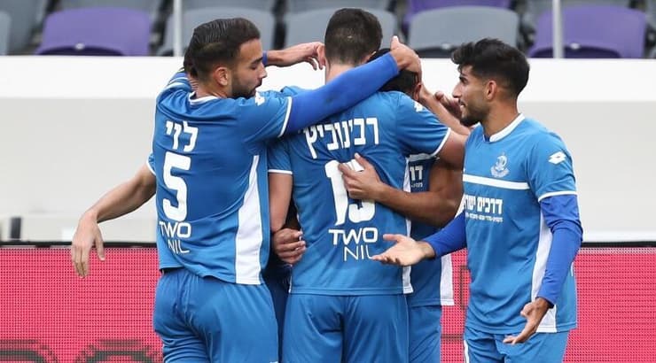 שחקני הפועל פ"ת חוגגים עם רועי זיקרי (רדאד ג'בארה) שחקני הפועל פ"ת חוגגים עם רועי זיקרי