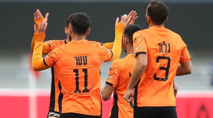 שחקני בני יהודה חוגגים עם אלירן עטר (רדאד ג'בארה) שחקני בני יהודה חוגגים עם אלירן עטר