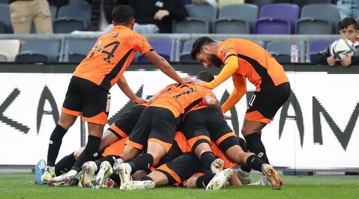 שחקני בני יהודה חוגגים (רדאד ג'בארה) שחקני בני יהודה חוגגים