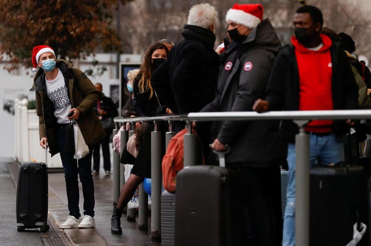 צרפת ליון מחכים ל מונית ב תחנת רכבת ערב חג המולד קורונה