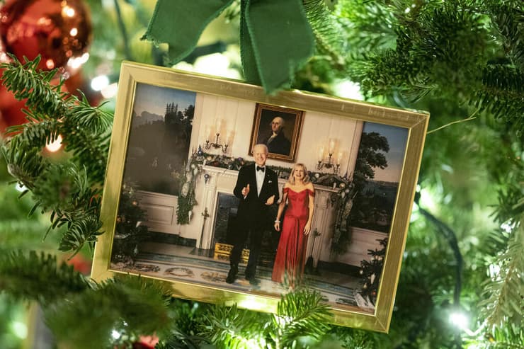 ארה"ב תמונה של ג'ו ביידן ו ג'יל ביידן ב עץ אשוח חג מולד הבית הלבן