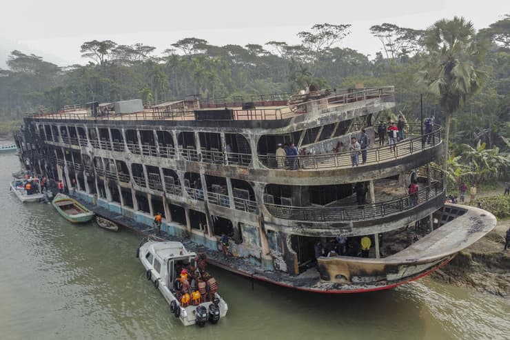 בנגלדש שריפה ב מעבורת 800 נוסעים 37 הרוגים לפחות
