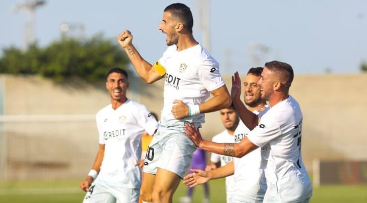 שחקני נס ציונה חוגגים עם דודו ביטון (שחר גרוס) שחקני נס ציונה חוגגים עם דודו ביטון