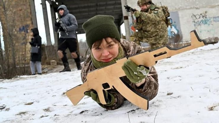 אוקראינה מאמנת אזרחים להגן מ פלישה רוסית