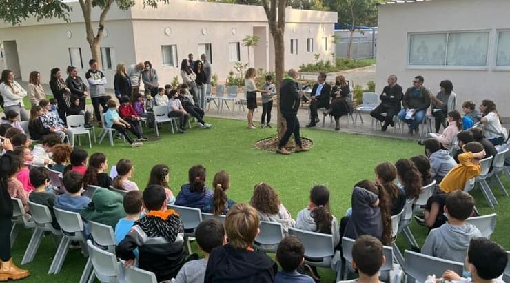 המפגש המרגש בין השר לתלמידים (מערכת ONE) המפגש המרגש בין השר לתלמידים