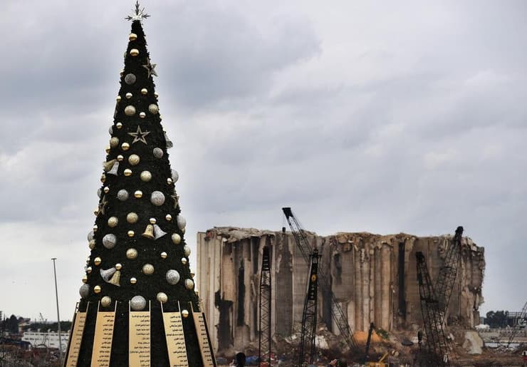 עץ חג המולד עם שמות הרוגי הפיצוץ בנמל ביירות