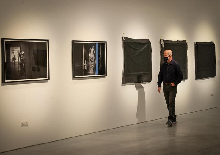 תמונות מכוסות בבד שחור במוזיאון רמת גן