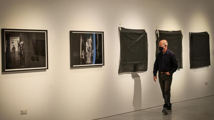 תמונות מכוסות בבד שחור במוזיאון רמת גן