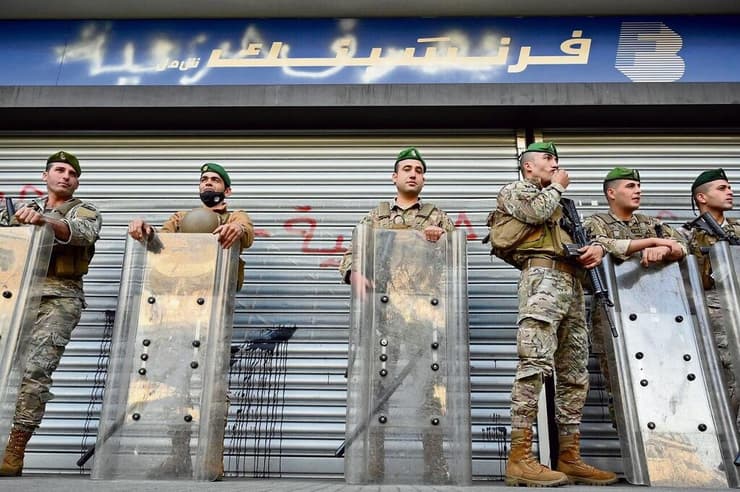חיילים מאבטחים בנק במהלך המחאות בביירות