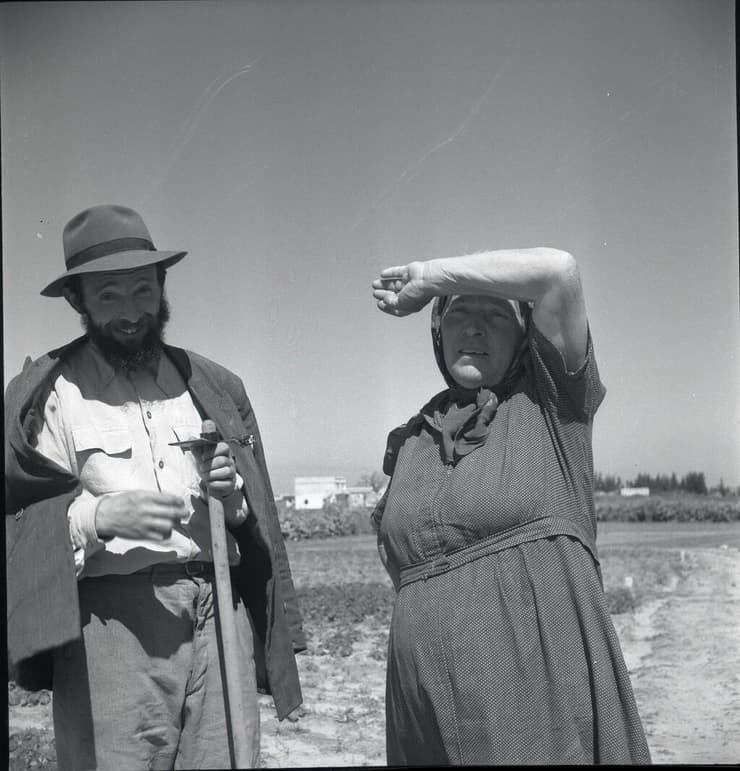 משמאל: הרב ישראל לייבוב אוחז בטורייה