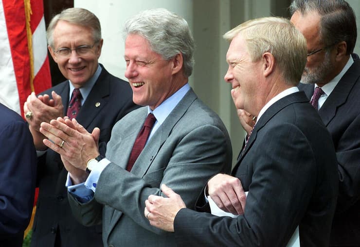 מנהיג הדמוקרטים לשעבר בסנאט האר ריד (מאחורה ) עם נשיא ארה"ב לשעבר ביל קלינטון ב -2000