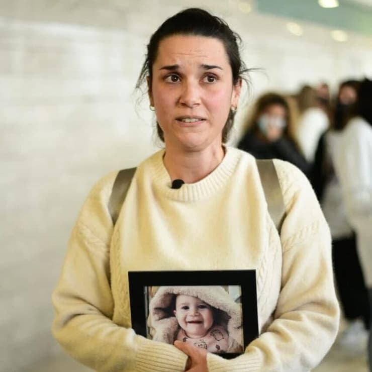 לירון דרור עם תמונת בתה גוני ז''ל בגזר הדין בבית המשפט המחוזי לוד