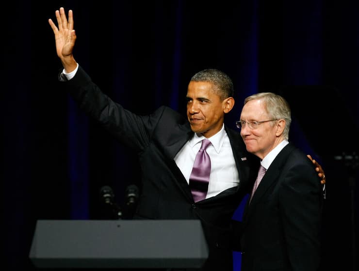 מנהיג הדמוקרטים לשעבר בסנאט של ארה"ב הארי ריד עם ברק אובמה 2010