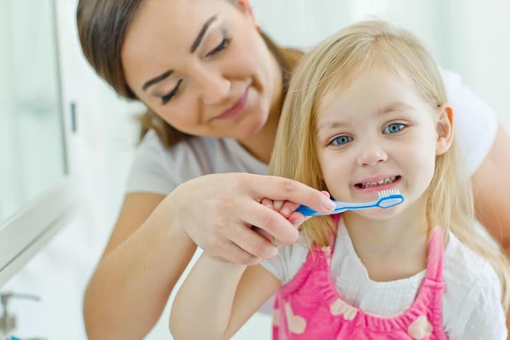 עד גיל שמונה ילדים זקוקים לעזרה בצחצוח השיניים