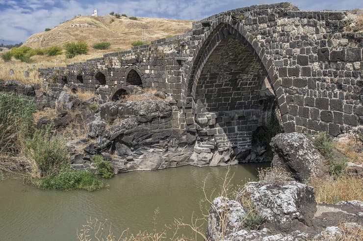 הגשר הממלוכי צלבני על הירדן - ברקע עמדה צבאית ירדנית