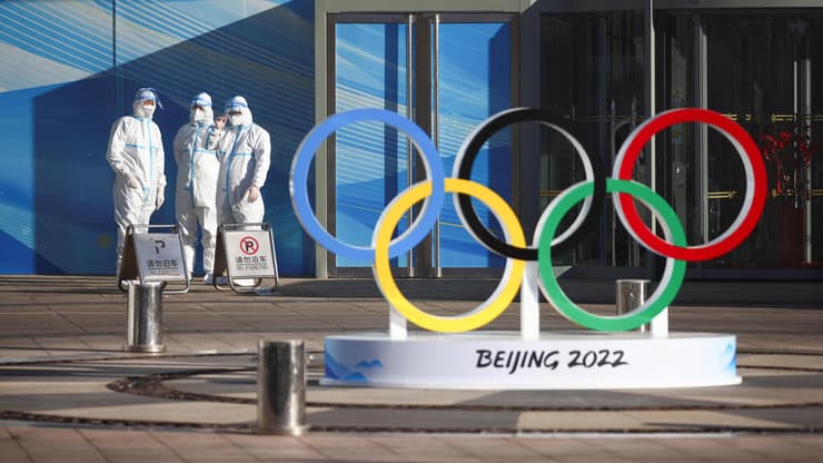 עם חליפות מגן לצד סמל של אולימפיאדה אולימפיאדת החורף ב בייג'ינג סין שחוששת מהתפרצות קורונה