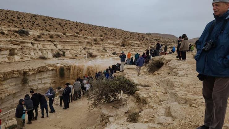 מטיילים צופים במפל שנוצר בעין מעריף (צילום: אורלי גלעד רשות הטבע והגנים) עין מעריף