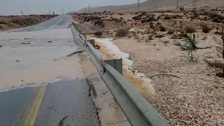 הנחל זרם גם לתוך כביש בנגב (צילום: נילי דבש רשות הטבע והגנים) נחל צין זורם על הכביש