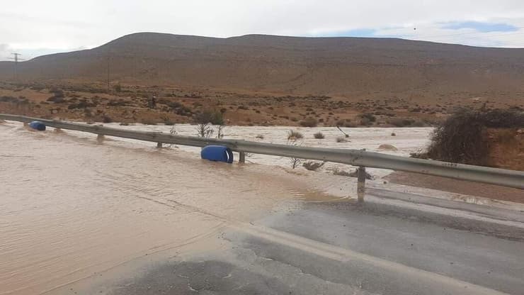 הכביש באזור מצפה רמון נחסם לתנועה עקב השיטפונות (צילום מתי רייניץ) כביש מצפה רמון חסום לתנועה שיטפון