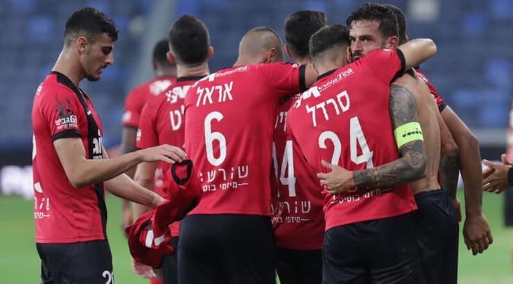 שחקני הפועל חיפה חוגגים עם חנן ממן