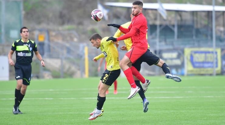 בסיל ח'ורי עולה מעל רועי בהרי (חגי מיכאלי) בסיל ח'ורי עולה מעל רועי בהרי