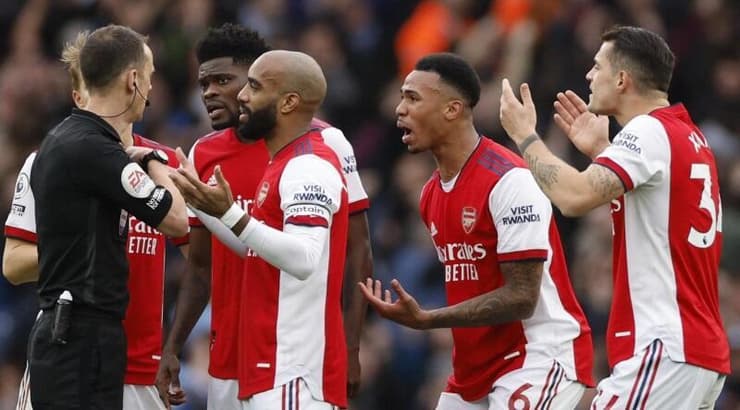 שחקני ארסנל מקיפים את השופט