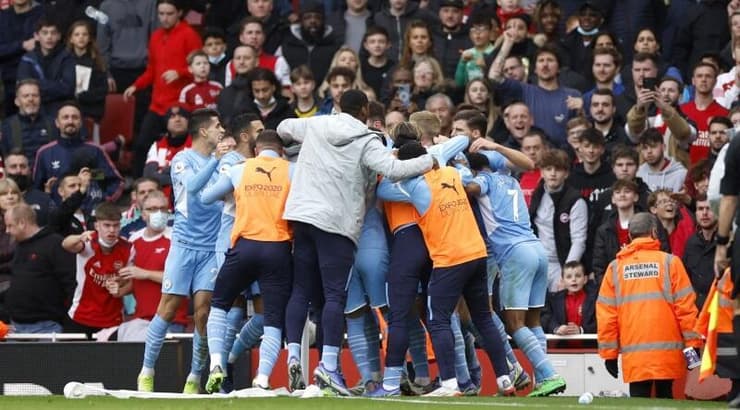 שחקני מנצ'סטר סיטי חוגגים