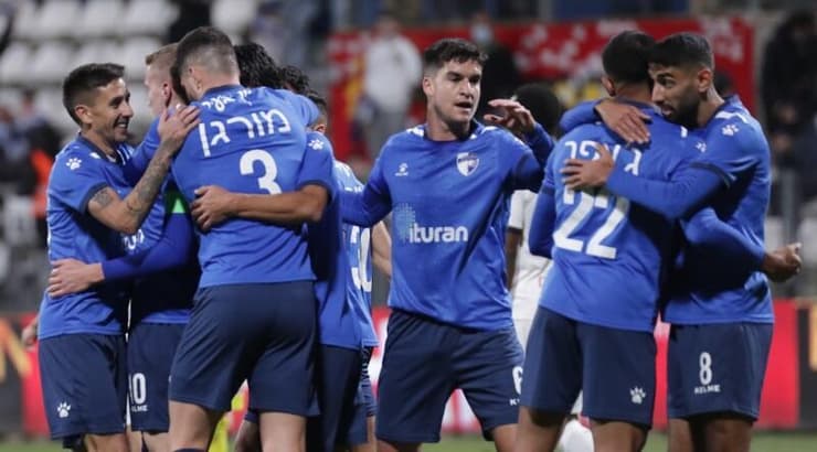 שחקני קריית שמונה חוגגים עם איתמר שבירו