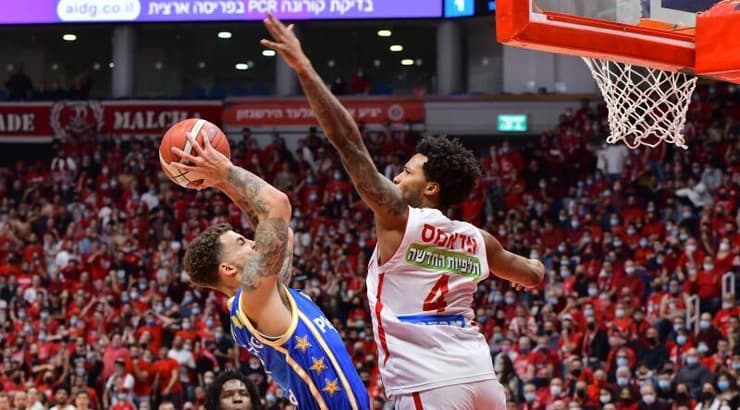 סקוטי ווילבקין קולע על ג'יילן אדאמס (רפי בן חקון) סקוטי ווילבקין קולע על ג'יילן אדאמס