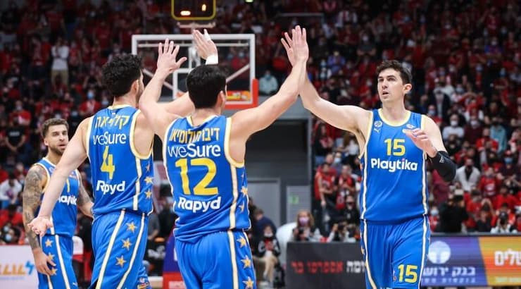 שחקני מכבי תל אביב חוגגים (איציק בלניצקי) שחקני מכבי תל אביב חוגגים