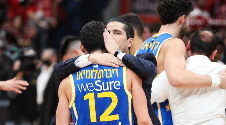 יאניס ספרופולוס מחבק את ג'ון דיברתולומיאו (איציק בלניצקי) יאניס ספרופולוס מחבק את ג'ון דיברתולומיאו