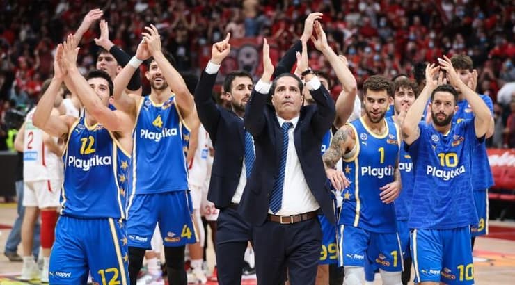 שחקני מכבי תל אביב ויאניס ספרופולוס מודים לקהל (איציק בלניצקי) שחקני מכבי תל אביב ויאניס ספרופולוס מודים לקהל