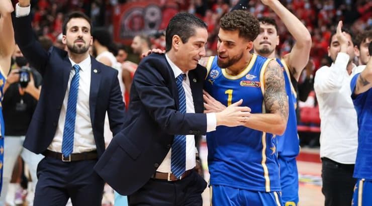 סקוטי ווילבקין ויאניס ספרופולוס (איציק בלניצקי) סקוטי ווילבקין ויאניס ספרופולוס