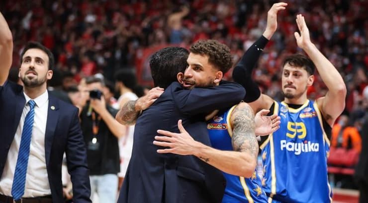 יאניס ספרופולוס מחבק את סקוטי ווילבקין (איציק בלניצקי) יאניס ספרופולוס מחבק את סקוטי ווילבקין