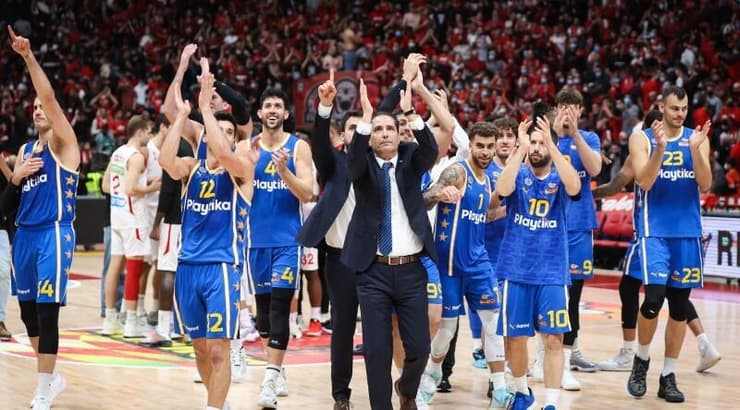 שחקני מכבי תל אביב ויאניס ספרופולוס מודים לקהל (איציק בלניצקי) שחקני מכבי תל אביב ויאניס ספרופולוס מודים לקהל