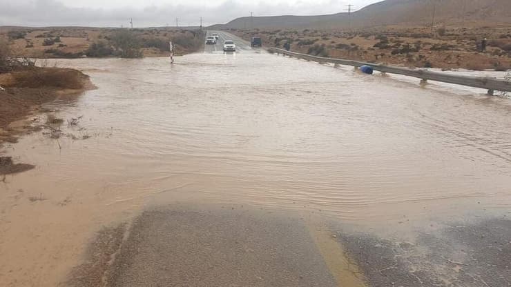 צילום מתי רייניץ כביש מצפה רמון חסום לתנועה שיטפון