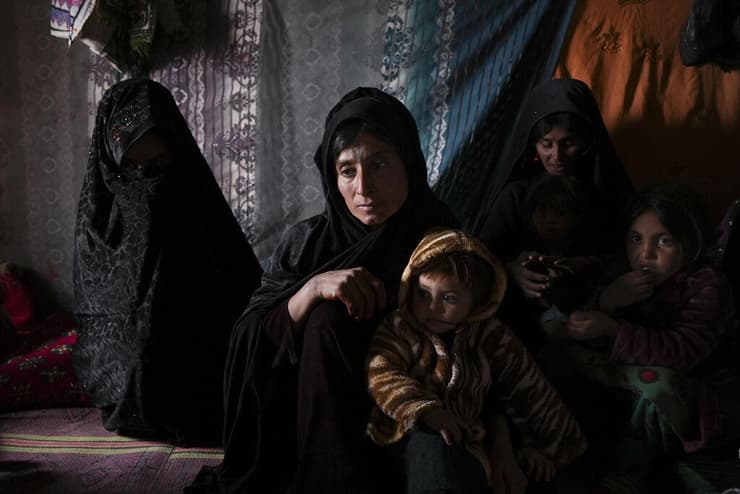 גולדסטה ומשפחתה ב אפגניסטן הורים מוכרים את הילדים