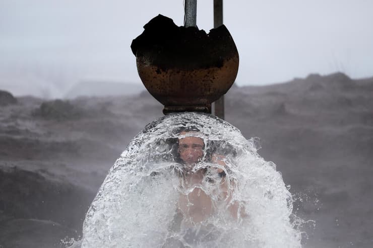 רוחצים במעיינות החמים באזור מרום הגולן, הבוקר (צילום: EPA) מרום הגולן מזג אוויר מטיילים מעיינות