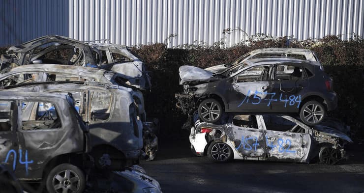 צרפת מכוניות שהוצתו בליל השנה החדשה ב שטרסבורג