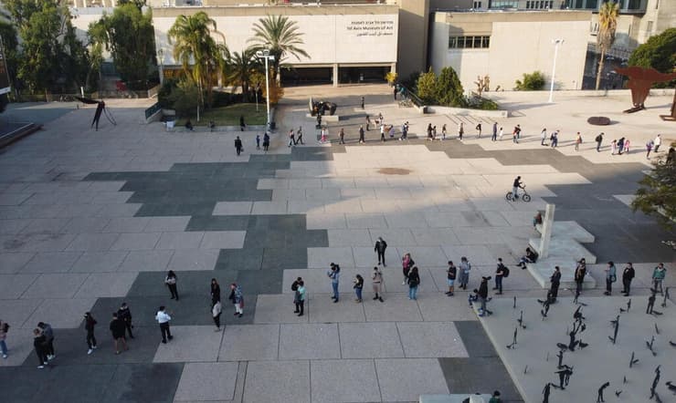 התור לבדיקות קורונה ברחבת מוזיאון תל אביב