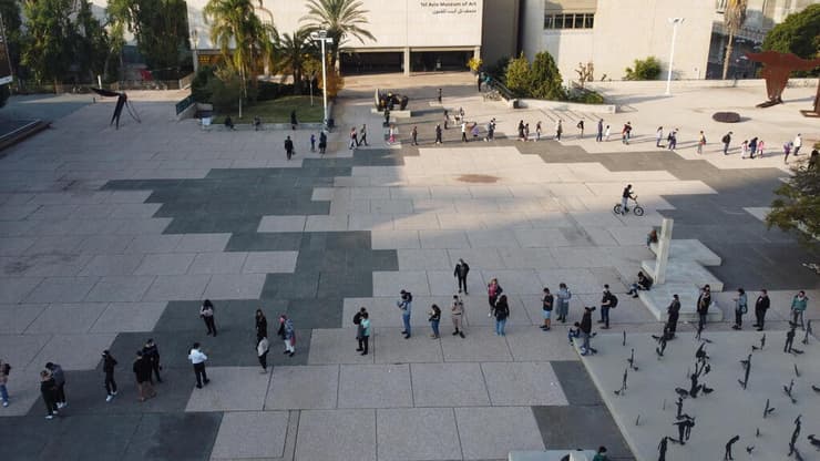 התור לבדיקות קורונה ברחבת מוזיאון תל אביב